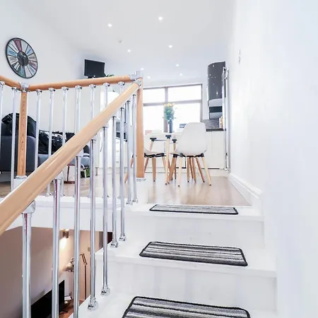 Stunning Split Level Apartment London