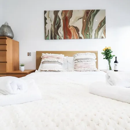Stunning Split Level Apartment *