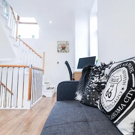 Apartment Stunning Split Level