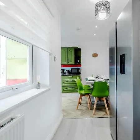 Holiday home 5br House, Free Parking Offa12, Contractor, Big Families, Relocation *
