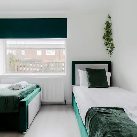 5br House, Free Parking Offa12, Contractor, Big Families, Relocation Holiday home *