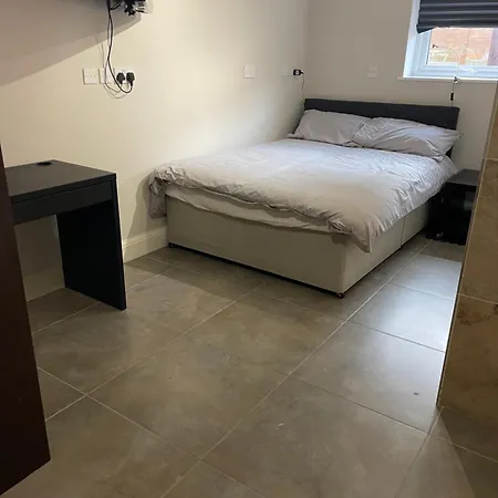 50a Green Lane * Cranford