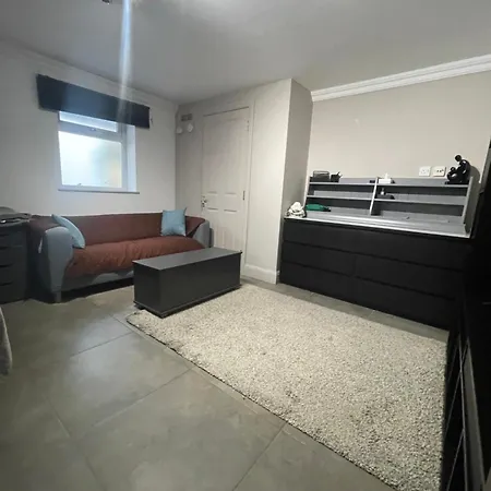 50a Green Lane Guest house Cranford