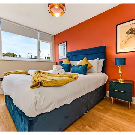 Stunning Family - Sleeps 11 * London
