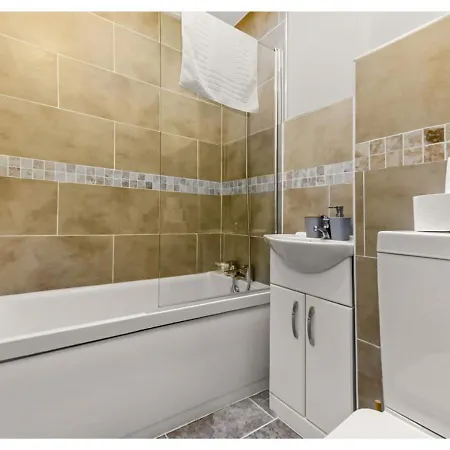 Apartment Stunning Family - Sleeps 11 London