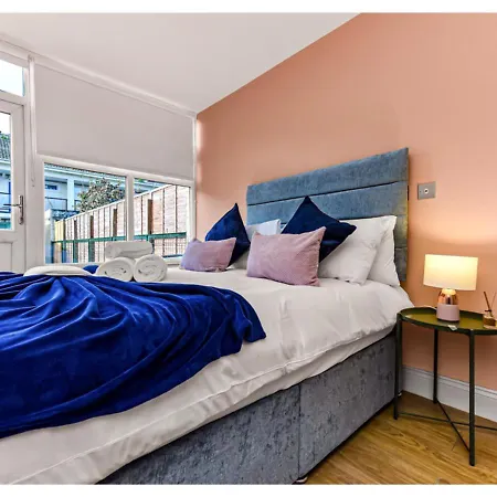 Stunning Family - Sleeps 11 London