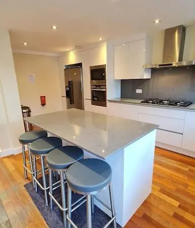 Luxury London House Sleeps X 16, Free Parking, Free Wifi, Garden Patio, Close To Tube Line Easy Access To London * Ilford