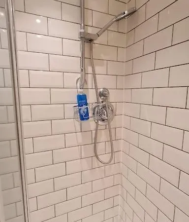 Luxury London House Sleeps X 16, Free Parking, Free Wifi, Garden Patio, Close To Tube Line Easy Access To London Сasa de vacaciones