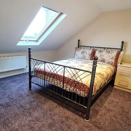 Сasa de vacaciones Luxury London House Sleeps X 16, Free Parking, Free Wifi, Garden Patio, Close To Tube Line Easy Access To London Ilford
