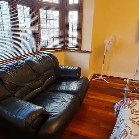 Luxury London House Sleeps X 16, Free Parking, Free Wifi, Garden Patio, Close To Tube Line Easy Access To London * Ilford