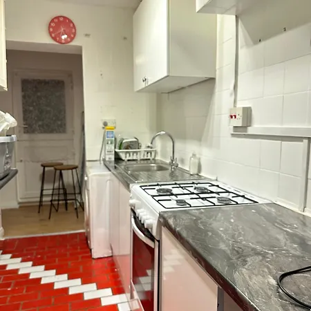 3rd Flat With Private Toilet And Bathroom Setup For Family Enjoyment 134 Keedonwood Road Bromley