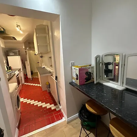 3rd Flat With Private Toilet And Bathroom Setup For Family Enjoyment 134 Keedonwood Road * Bromley