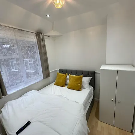 3rd Flat With Private Toilet And Bathroom Setup For Family Enjoyment 134 Keedonwood Road *