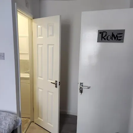 Homestay Luxury 5-Room House - Your Perfect Getaway Awaits Goodmayes