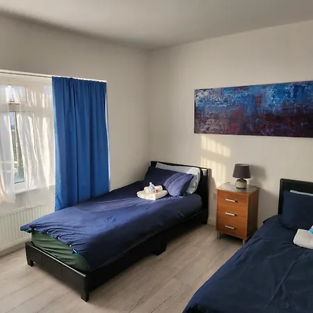 Luxury 5-Room House - Your Perfect Getaway Awaits Goodmayes