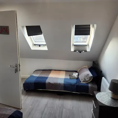 Luxury 5-Room House - Your Perfect Getaway Awaits Goodmayes