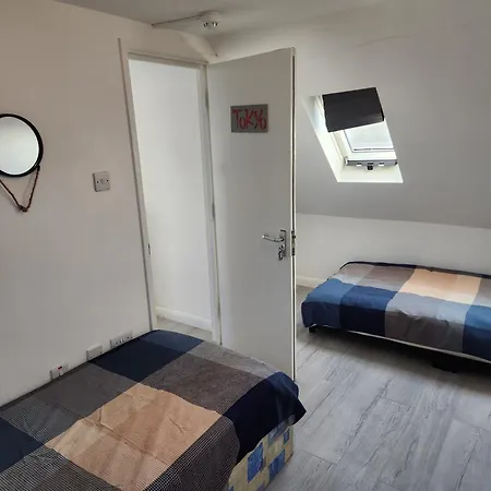 Luxury 5-Room House - Your Perfect Getaway Awaits Homestay Goodmayes