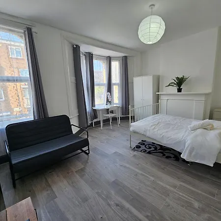 Family Near Queen Mary College * London