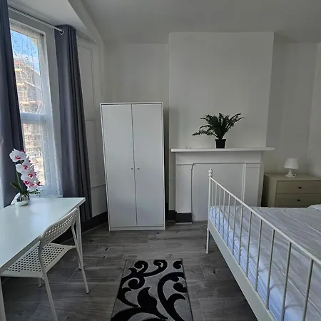 Homestay Family Near Queen Mary College