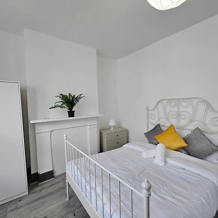 Homestay Family Near Queen Mary College *