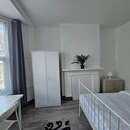 Homestay Family Near Queen Mary College
