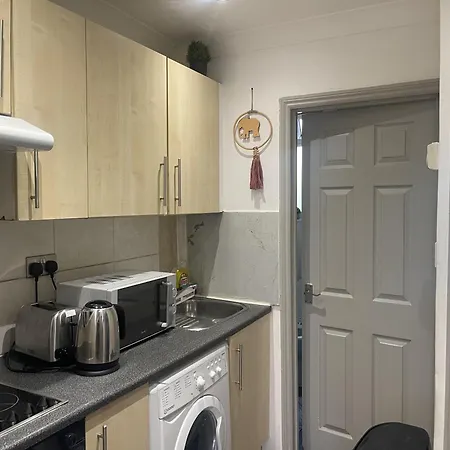 Impeccable 1-bed In Apartment London