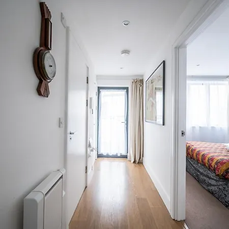 Cosy And Spacious Flat Near Bridge