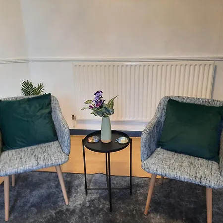47r Place Apartment *