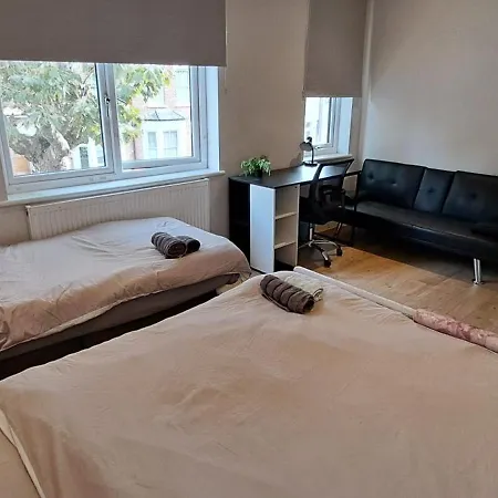 Comfy Fenia Homestay *