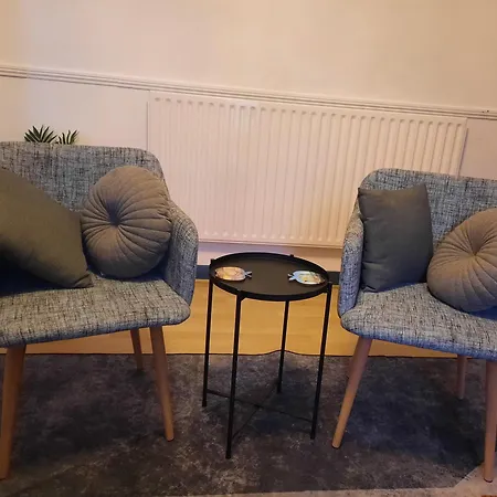 47r Place Apartment *