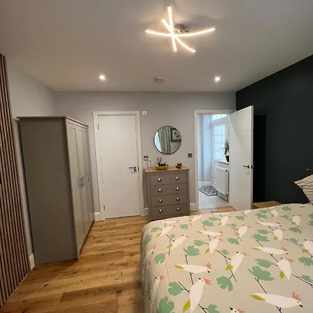 En-suite Double - Private Entrance & Free Parking