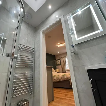 Apartment En-suite Double - Private Entrance & Free Parking *