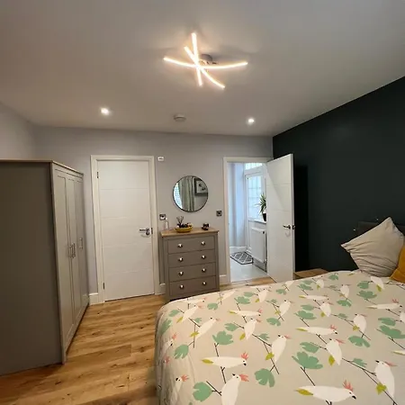 En-suite Double - Private Entrance & Free Parking