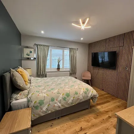 Apartment En-suite Double - Private Entrance & Free Parking *