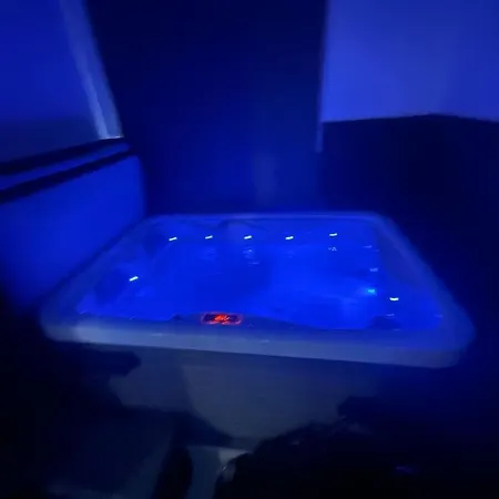 Apartment Luxury With Private Jacuzzi Hot Tub & Sauna London