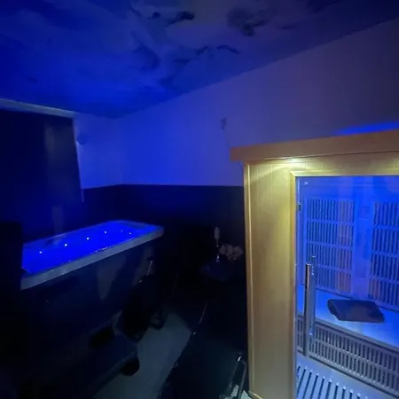 Luxury With Private Jacuzzi Hot Tub & Sauna Apartment