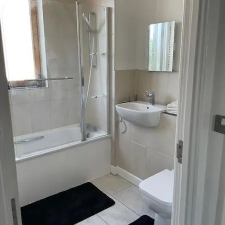 Contemporary Haven: 4-bed House In Holiday home *