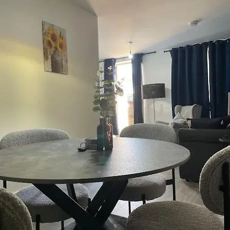 Contemporary Haven: 4-bed House In Holiday home *