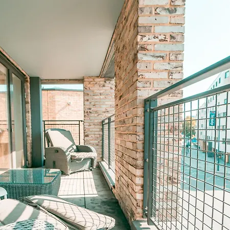 Luxury Greenwich 2bed 2bath - Sleep 6 Guest- 1 Min From Station - Close To Greenwich Maritime- Playstation Provided