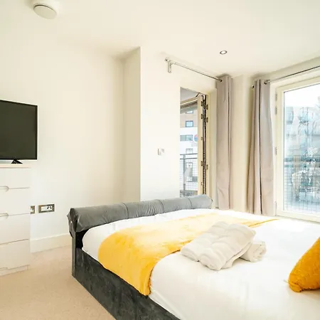 Luxury Greenwich 2bed 2bath - Sleep 6 Guest- 1 Min From Station - Close To Greenwich Maritime- Playstation Provided Apartmán