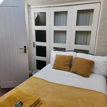 Apartment Away From London