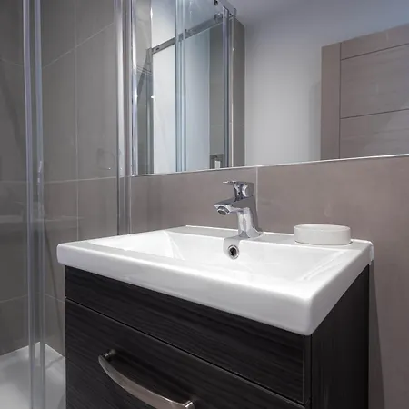 Apartment Stylish With Balcony For Upper & Free Parking In A Prime Location - Five Miles From Heathrow Airport