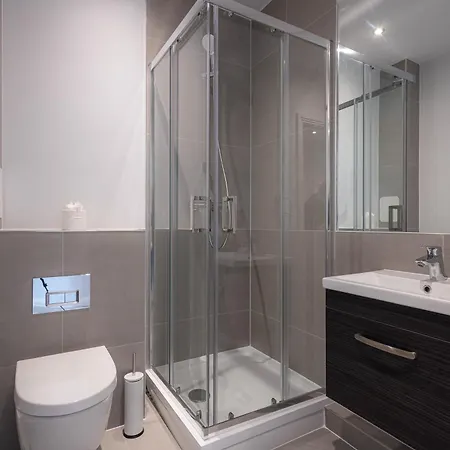Stylish With Balcony For Upper & Free Parking In A Prime Location - Five Miles From Heathrow Airport
