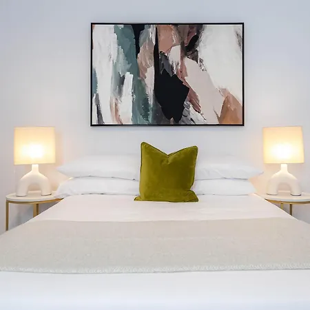 Stylish With Balcony For Upper & Free Parking In A Prime Location - Five Miles From Heathrow Airport