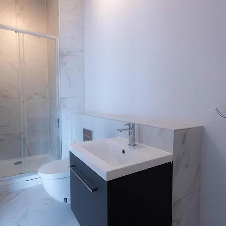 Apartment Stylish With Balcony For Upper & Free Parking In A Prime Location - Five Miles From Heathrow Airport Uxbridge