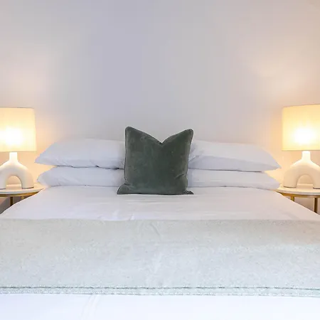 Stylish With Balcony For Upper & Free Parking In A Prime Location - Five Miles From Heathrow Airport * Uxbridge
