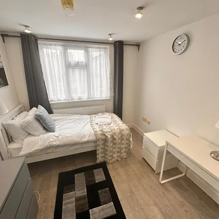 Guest house Double And Single In Bromley By Bow London