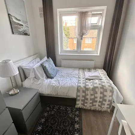 Double And Single In Bromley By Bow Guest house London