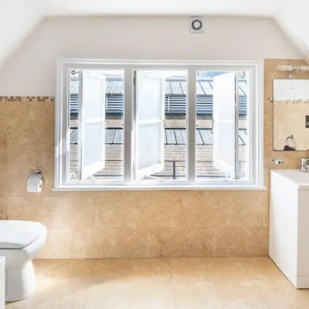 Three-storey, Renovated 1890s Heritage In Spitalfields Market Apartment