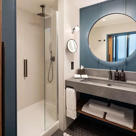 Hotel The Gantry London, Curio Collection By Hilton 4*